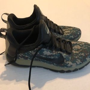 Nike men’s size 7 camouflage shoes